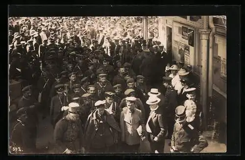 Foto-AK Kriegsgefangene marschieren durch die Strassen