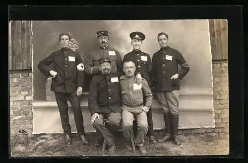 Foto-AK Kriegsgefangene vor einer Fotoleinwand in Göttingen 1917