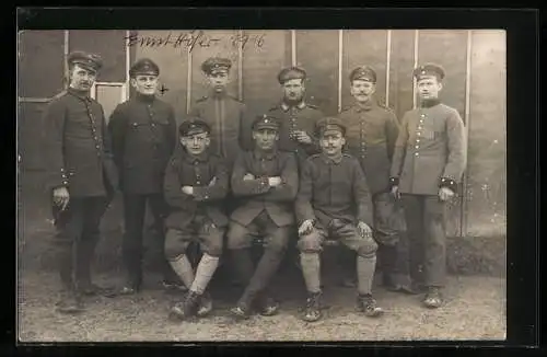Foto-AK Ernst Höfer und weitere Kriegsgefangene in Uniform, 1916
