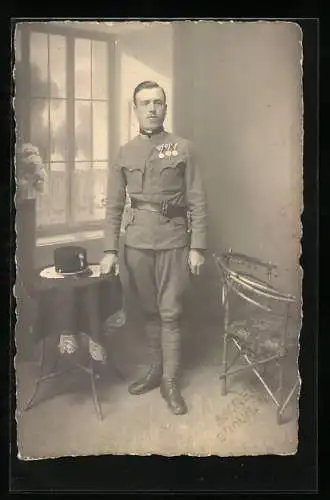 Foto-AK Ein junger Soldat in Uniform mit drei Orden