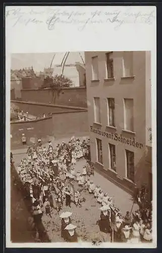 Foto-AK Köln, Prozessionszug am Restaurant Schneider