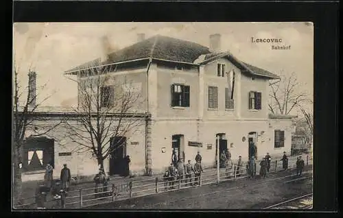 AK Lescovac, wartende Soldaten am Bahnhof
