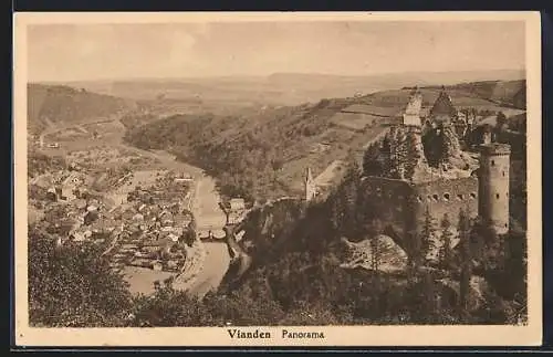 AK Vianden, Panorama mit Burgruine und Ortschaft