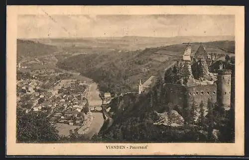 AK Vianden, Panoramablick mit Ortschaft und Burgruine