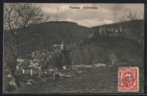 AK Vianden, Panoramablick mit Ortschaft und Schloss