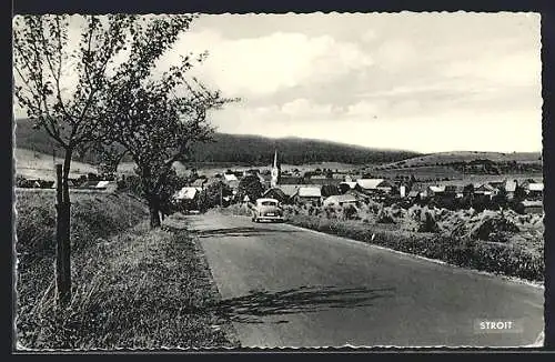 AK Stroit, Strasse mit Blick zum Ort