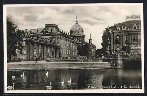 AK Potsdam, Blick vom Wasser aus aufs Stadtschloss und Palast Hotel, im Vordergrund Schwäne