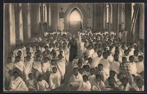 AK Madagascar, Intérieur d`Église de brousse