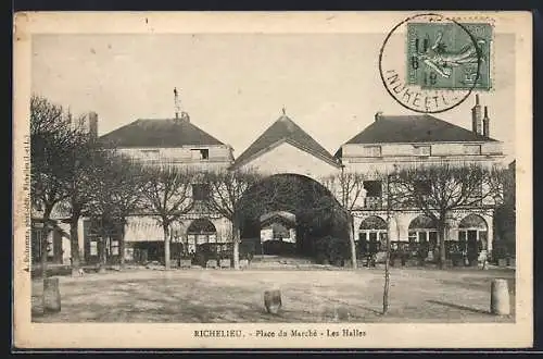 AK Richelieu /I.-et-L., Place du Marché, Les Halles