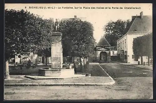 AK Richelieu /I.-et-L., La Fontaine, sur la Place des Halles et Porte de Chatellerault