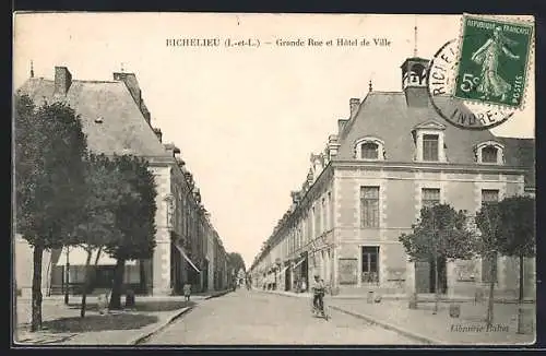 AK Richelieu /I.-et-L., Grande Rue et Hotel de Ville