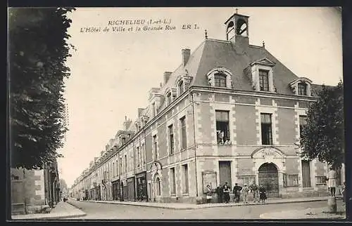 AK Richelieu /I.-et-L., L`Hotel de Ville et la Grande Rue