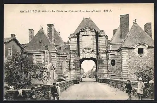 AK Richelieu /I.-et-L., La Porte de Chinon et la Grande Rue