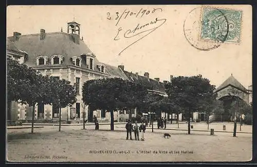 AK Richelieu /I.-et-L., L`Hotel de Ville et les Halles