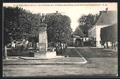 AK Richelieu, La Fontaine, sur la Place des Halles et la porte de Chatellerault