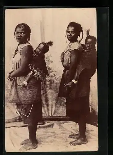 AK zwei afrikanische Mütter mit Kindern auf dem Rücken