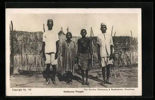 AK Sudan, Sudanesen vor einem Zaun aus Stroh
