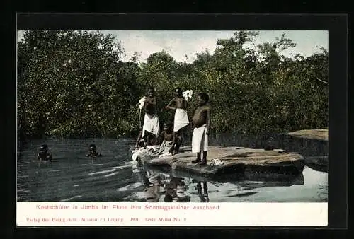 AK Jimba, Kostschüler, im Fluss ihre Sonntagskleider waschend