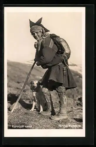 AK Karasjok-Same, Norwegischer Junge in traditioneller Kleidung mit Hund