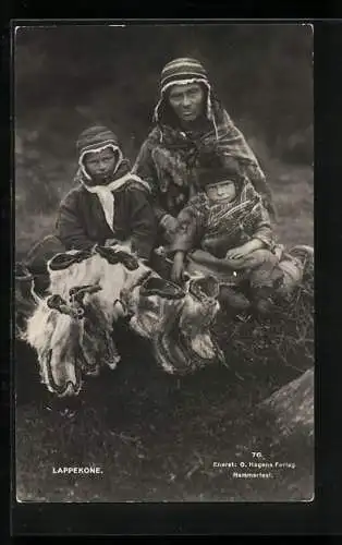 AK Lappekone, Samenfrau mit Kindern und Pelzstiefeln