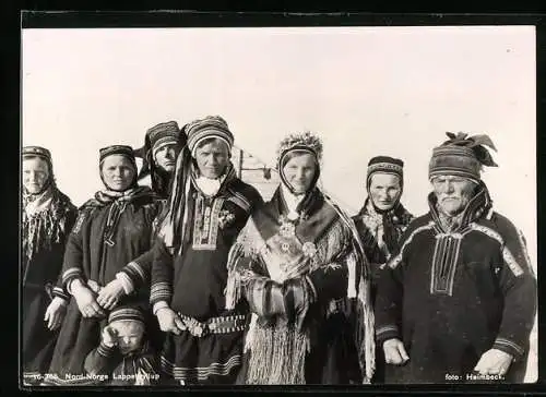 AK Lappebryllup, Gruppenbild vor einer Holzhütte