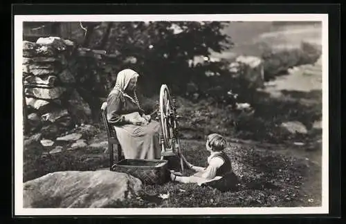AK Idyl fra Geiranger, Ältere Frau und kleines Mädchen mit einem Spinnrad