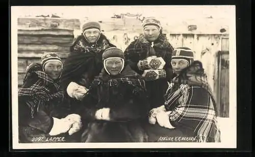 AK Lapper, Fünf Frauen in traditioneller Kleidung