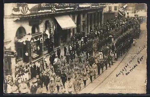 AK Mulhouse, Soldaten bei einer Parade, Grand Café National