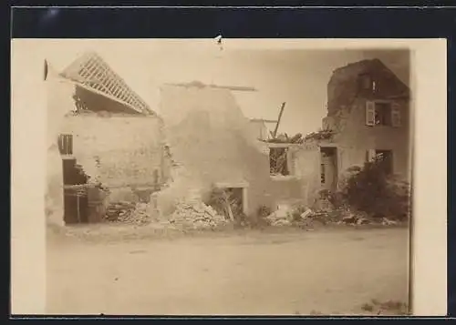 Foto-AK Steinbach, Zerstörte Wohnhäuser am Strassenrand