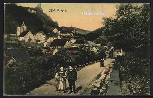 AK Pfirt /O. Els., Strassenpartie mit Paar in Tracht