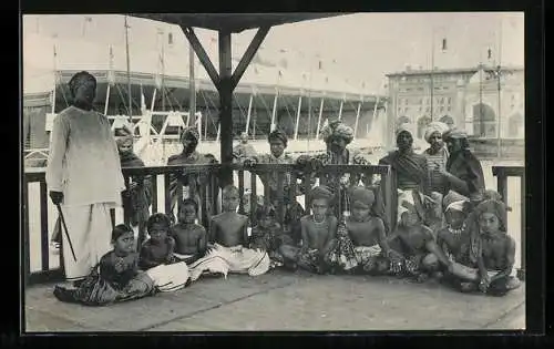 AK Gustav Hagenbeck`s grösste indische Völkerschau der Welt, Indische Kinder auf dem Boden sitzend u. Lehrer