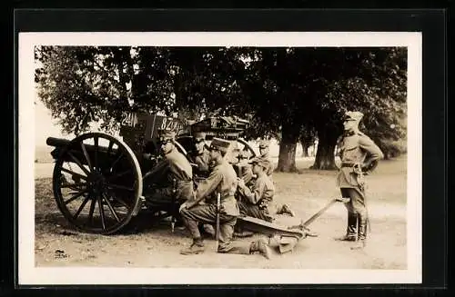 Foto-AK Schweizer Soldaten in Uniform mit Artillerie