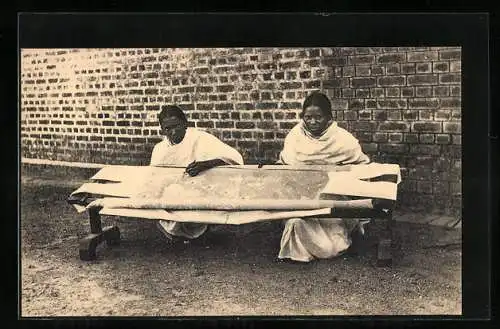 AK Brodeuses ouraonnes, Afrikanische Frauen bei einer Stickarbeit