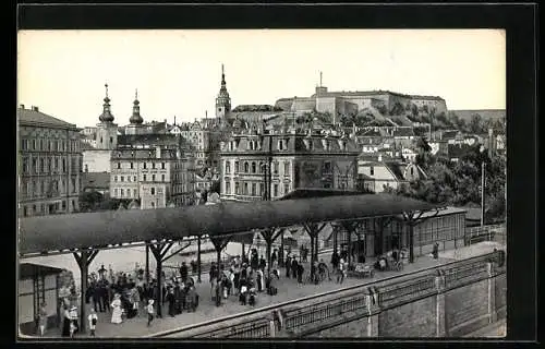 Künstler-AK Glatz, Teilansicht mit Stadtbahnhof mit Fahrgästen auf dem Bahnsteig