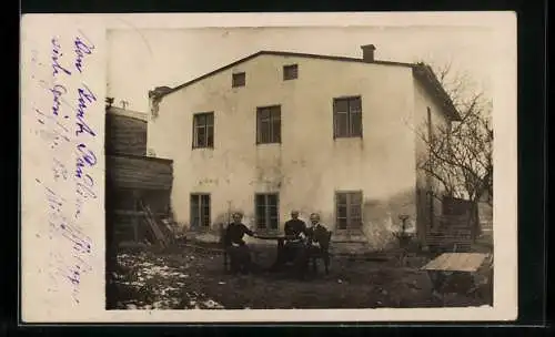 Foto-AK Görtelsdorf, Ein Mann und zwei Frauen am Tisch im Garten