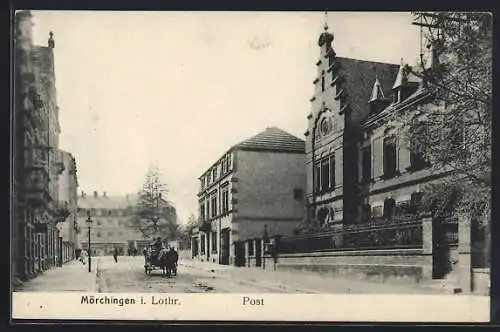 AK Mörchingen i. Lothr., Ortspartie mit Post und Pferdekarren