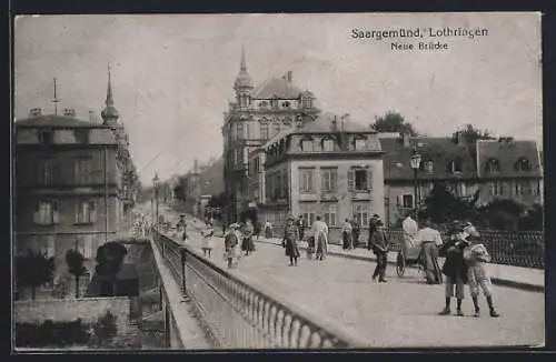 AK Saargemünd / Lothringen, Neue Brücke mit Passanten