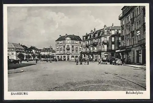 AK Saarburg, Bahnhofplatz mit Leuten