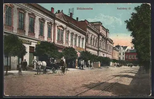 AK Bekescsaba, Radfahrer und Kutschen in der Strasse Andrassy