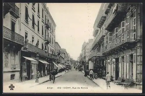 AK Vichy, Rue de Nimes mit Hotel und Passanten