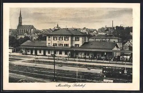 AK Münchberg / Fichtelgebirge, Bahnhof - Bahnsteigseite mit Gleisen