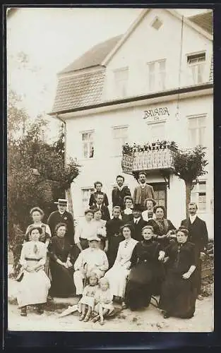 Foto-AK Wörishofen, Besucher vor der Villa Bavaria