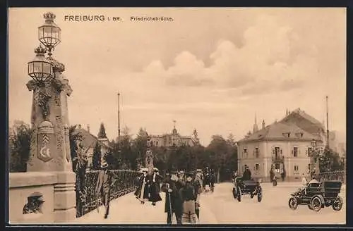 AK Freiburg i. Br., Friedrichsbrücke mit Flaneuren und Strassenansicht