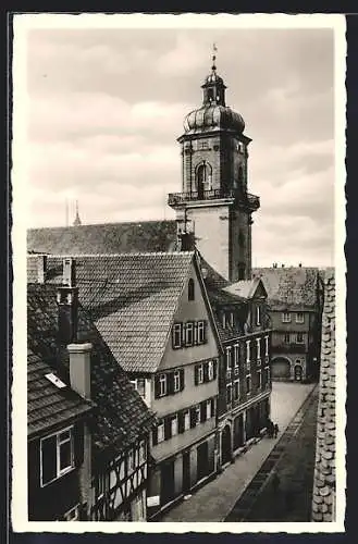 AK Aalen /Wttbg., Strassenpartie an der Evang. Stadtkirche