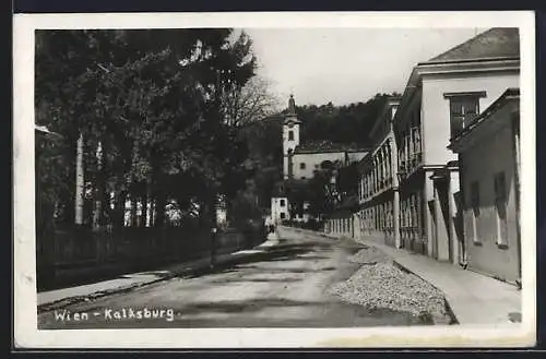 AK Wien-Kalksburg, Strassenpartie mit Kirchblick