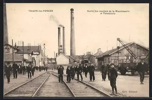 AK Thaon-les-Vosges, Sortie des ouvriers de la Blanchisserie et Teinturerie