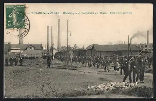 AK Thaon-les-Vosges, Blanchisserie et Teinturerie de Thaon, Sortie des ouvriers