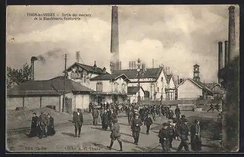 AK Thaon-les-Vosges, Sortie des Ouvriers de la Blanchisserie-Teinturerie