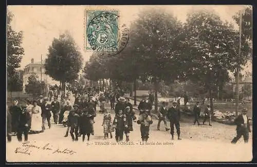 AK Thaon-les-Vosges, la Sortie des Usines