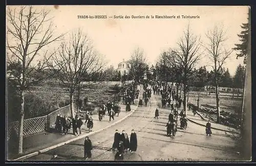 AK Thaon-les-Vosges, Sortie des Ouvriers de la Blanchisserie et Teinturerie